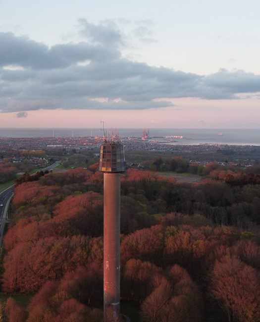 Cloostårnet fotograferet fra drone kort før solnedgang i maj måned